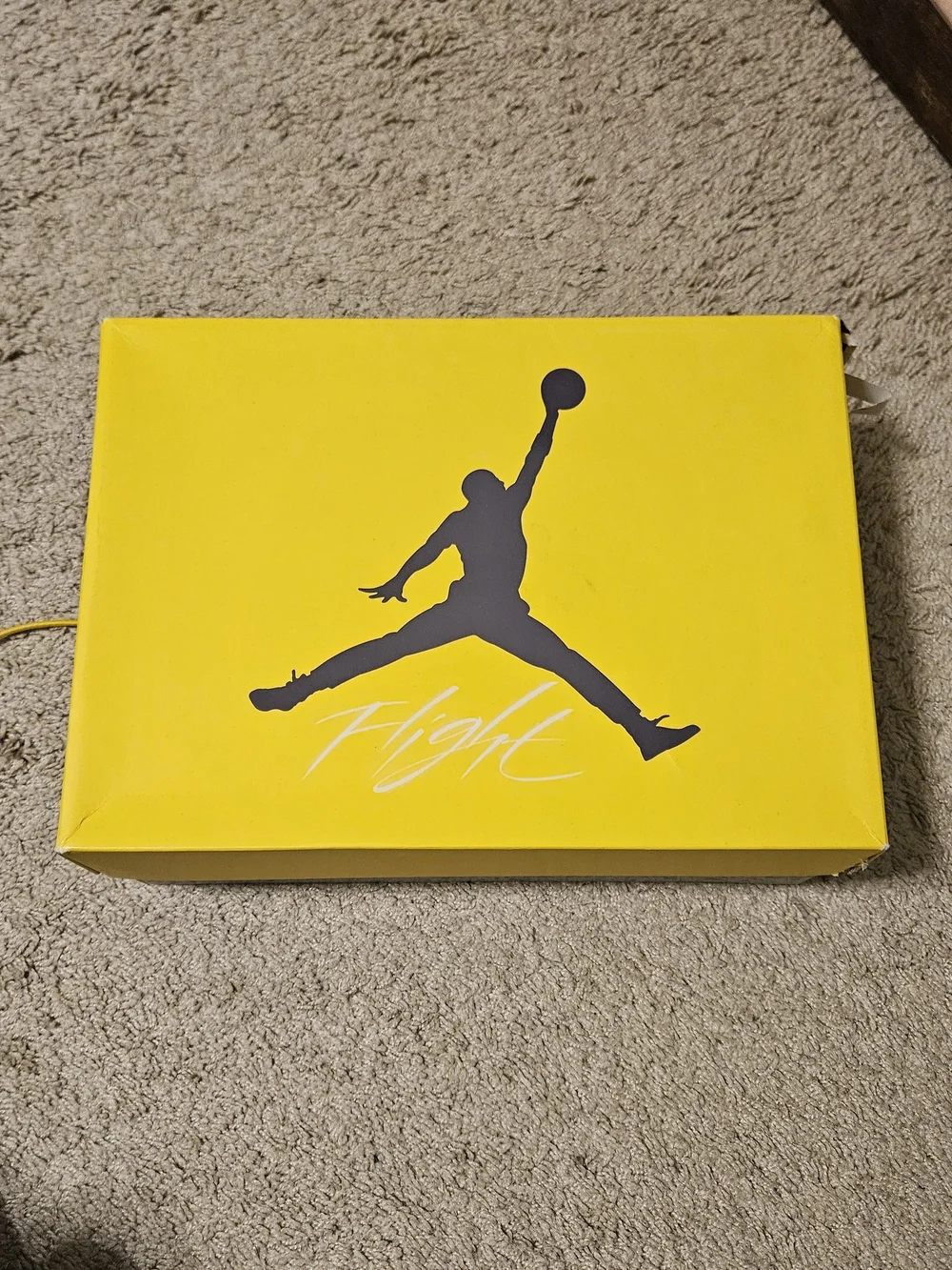 Retro Jordan 4's Lighting